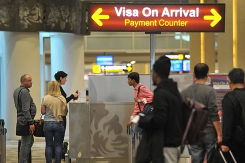 Du khách nước ngoài làm thủ tục nhập cảnh tại sân bay quốc tế Ngurah Rai ở Bali, Indonesia. (Ảnh: Antara)