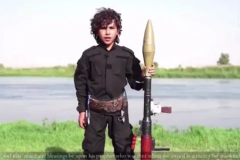 Chiến binh nhí xuất hiện trong video mới đây của IS.