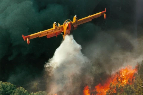 Thủy phi cơ Bombardier tham gia dập đám cháy rừng. (Nguồn: aircraftnut.blogspot.com)