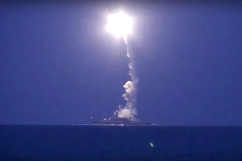Tàu chiến của Nga phóng tên lửa từ vùng Biển Caspia. (Ảnh: Reuters/TTXVN)