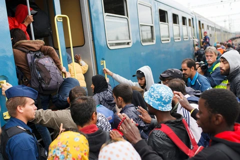 Người di cư tìm cách lên tàu để đi tới các quốc gia châu Âu. (Nguồn: greenleft.org.au)