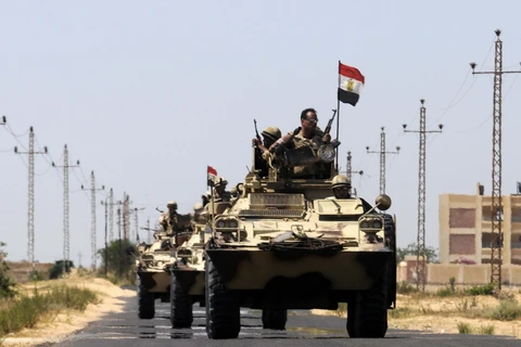Xe bọc thép chở quân của Ai Cập triển khai tại khu vực Sinai. (Ảnh: AFP)