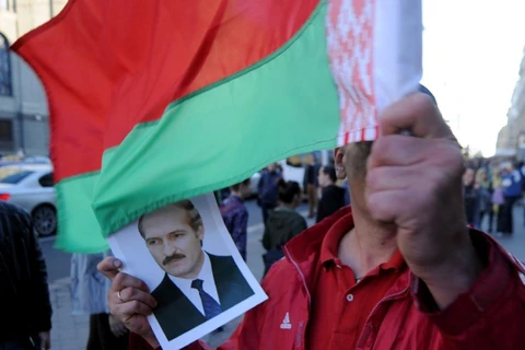 Một cử tri Belarus ủng hộ đương kim Tổng thống Alexander Lukashenko. (Ảnh: AFP)