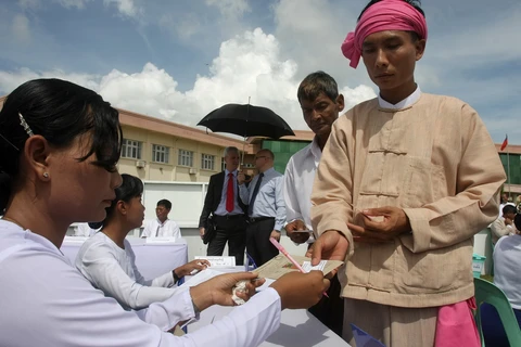 Người dân Myanmar đi bỏ phiếu.(Nguồn: asiasociety.org) 