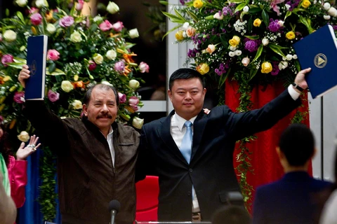 Chủ tịch tập đoàn HKND, Wang Jing (phải) và Tổng thống Nicaragua Daniel Ortega tại lễ ký hợp đồng xây dựng kênh đào. (Ảnh: AP)