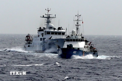 Tàu hải giám Trung Quốc cố tình đâm va vào tàu Cảnh sát biển Việt Nam tại khu vực Trung Quốc hạ đặt trái phép giàn khoan Hải Dương-981 trong thềm lục địa của Việt Nam. (Ảnh: TTXVN)