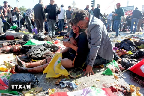 Các nạn nhân vụ đánh bom ở nhà ga tàu hỏa trung tâm thủ đô Ankara ngày 10/10. (Ảnh: AFP/TTXVN)