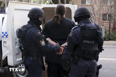 Cảnh sát liên bang Australia bắt giữ một nghi phạm ở Sydney. (Ảnh: Reuters/TTXVN)