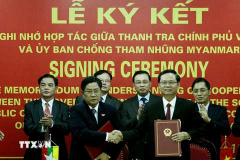Tổng Thanh tra Chính phủ Huỳnh Phong Tranh và Chủ tịch Ủy ban chống tham nhũng Myanmar U Mya Win ký Bản ghi nhớ. (Ảnh: Nguyễn Dân/TTXVN)
