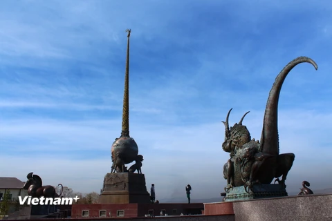 Công trình điêu khắc ''Trung tâm châu Á'' là niềm tự hào của người dân Tuva. (Ảnh: Trần Hiếu/Vietnam+)