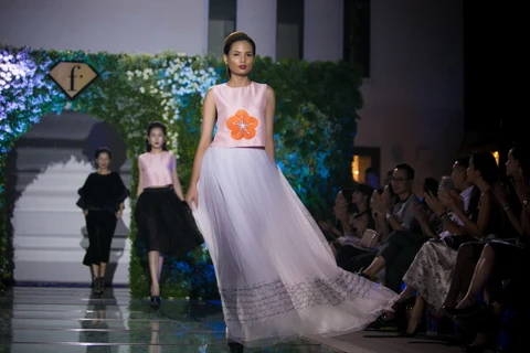 ''Một chút hoa đào trong gió đông'' là tên, chủ đề bộ sưu tập mà Nhà thiết kế Hà Linh Thư muốn gửi tới F Fashion Show lần này. (Ảnh: Khánh Hiển/Vietnam+)