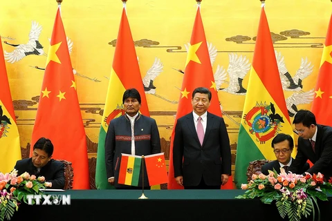 Chủ tịch Trung Quốc Tập Cận Bình và Tổng thống Bolivia Evo Morales tham dự lễ ký các văn kiện hợp tác song phương ở Bắc Kinh. (Ảnh: AFP/TTXVN)
