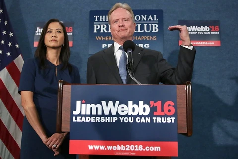 Ứng cử viên Jim Webb và người vợ Việt Nam Hong Le Webb trong chiến dịch vận động tranh cử. (Ảnh: AP)