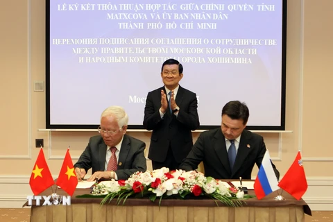 Chủ tịch nước Trương Tấn Sang chứng kiến lễ ký Thỏa thuận hợp tác giữa chính quyền tỉnh Moskva và Ủy ban nhân dân thành phố Hồ Chí Minh ngày 10/5. (Ảnh: Nguyễn Khang/TTXVN)