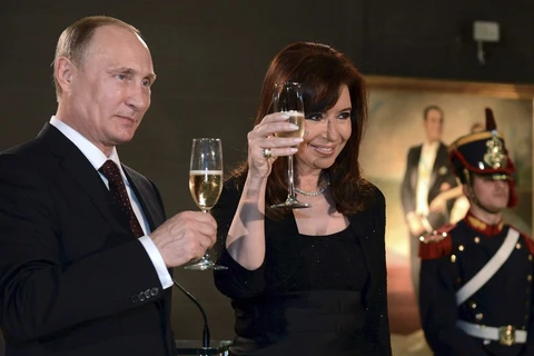 Tổng thống Nga Vladimir Putin và người đồng cấp Argentina Cristina Fernandez. (Ảnh: Reuters)