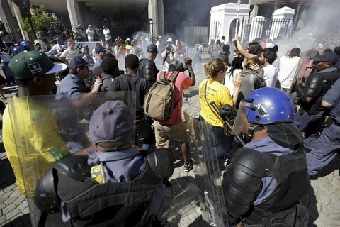 Sinh viên đụng độ với lực lượng cảnh sát bên ngoài tòa nhà Quốc hội Nam Phi. (Ảnh: Reuters)