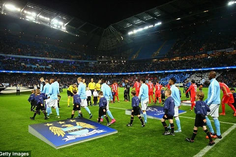 Các cầu thủ Manchester City và Sevilla bước ra sân trong trận đấu ở Champions League. (Ảnh: Getty Images)