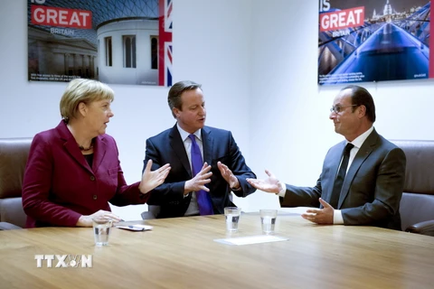 Tổng thống Pháp Francois Hollande (phải) và Thủ tướng Đức, Anh thảo luận về vấn đề Syria. (Ảnh: Reuters/TTXVN)