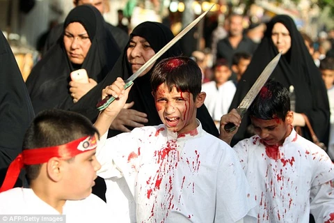 Nghi lễ hành xác dùng kiếm tự đánh vào người của người Hồi giáo