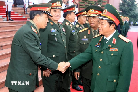 Đại tướng Đỗ Bá Tỵ, Tổng Tham mưu trưởng Quân đội nhân dân Việt Nam tiếp Đoàn Quốc phòng Lào. (Ảnh: TTXVN)