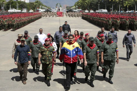 Tổng thống Venezuela Nicolás Maduro (giữa) cùng các tướng lĩnh quân đội. (Ảnh: Reuters)