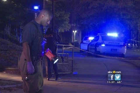 Cảnh sát tìm kiếm tay súng trong khuôn viên trường đại học. (Nguồn: abc11.com)