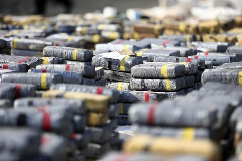 Cảnh sát bắt giữ lượng lớn nhựa cần sa. (Ảnh: Reuters)