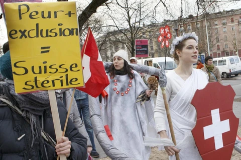 Những người biểu tình phản đối việc hạn chế nhập cư tại Thụy Sĩ. (Ảnh: EPA)