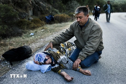 Người tị nạn Syria kiệt sức sau khi vượt Biển Aegean tới đảo Lesbos của Hy Lạp. (Ảnh: AFP/TTXVN)