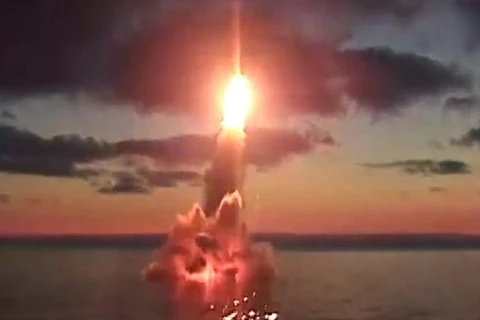 Vụ phóng tên lửa làm mặt biển như bốc cháy. (Ảnh: Sputnik)