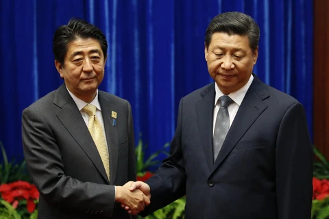Thủ tướng Nhật Bản Shizo Abe bắt tay Chủ tịch Trung Quốc Tập Cận Bình. (Ảnh: AFP)