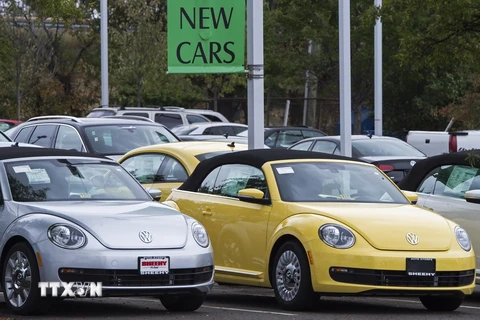 Xe Volkswagen bày bán tại đại lý ở Woodbridge, bang Virginia, Mỹ. (Ảnh: AFP/TTXVN)