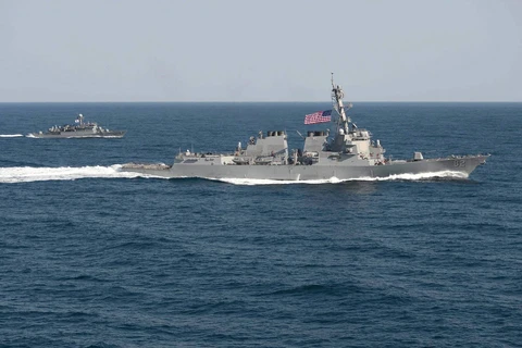 Tàu khu trục tên lửa Mỹ USS Lassen thực hiện tuần tra trong khu vực 12 hải lý thuộc đảo nhân tạo mà Trung Quốc xây dựng trái phép trên khu vực quần đảo Trường Sa của Việt Nam. (Ảnh: atimes.com)
