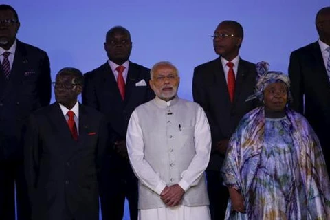 Thủ tướng Ấn Độ Narendra Modi chụp ảnh cùng các nhà lãnh đạo châu Phi. (Ảnh: Reuters)