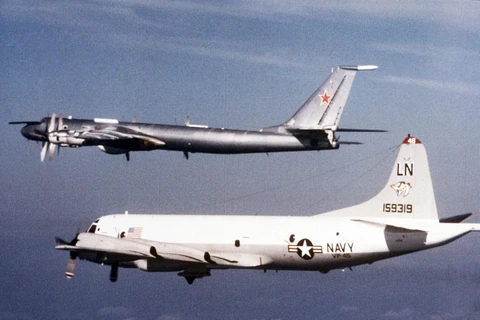 Máy bay Mỹ áp sát máy bay chống ngầm Tu-142 Bear của Liên Xô ngày 1/1/1986. (Ảnh: Bộ Quốc phòng Mỹ)