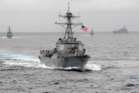 Tàu khu trục tên lửa Mỹ USS Lassen thực hiện tuần tra trong khu vực 12 hải lý thuộc đảo nhân tạo mà Trung Quốc xây dựng trái phép trên khu vực quần đảo Trường Sa của Việt Nam. (Ảnh: atimes)