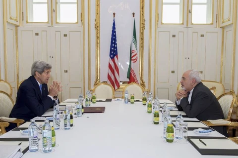 Ngoại trưởng Mỹ John Kerry và người đồng cấp Javad Zarif trao đổi trước thềm hội nghị quốc tế về Syria tại Vienna (Áo). (Ảnh: Reuters)
