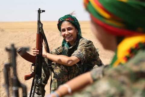 Các nữ chiến binh thuộc Đơn vị Bảo vệ người Kurd (YPG) tranh thủ nghỉ ngơi tại thành phố Hasakeh. (Ảnh: AFP)