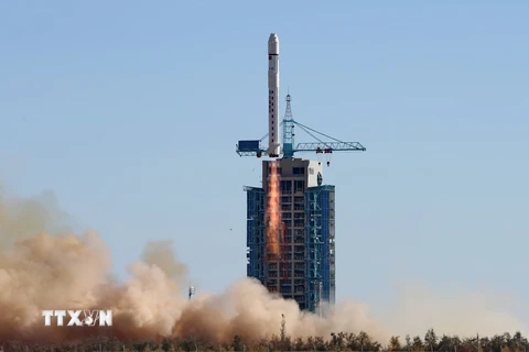 Tên lửa đẩy Trường Chinh mang theo vệ tinh rời bệ phóng. (Ảnh: THX/TTXVN)