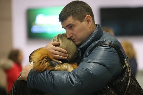 [Photo] Người thân mỏi mắt ngóng chờ thông tin máy bay Nga