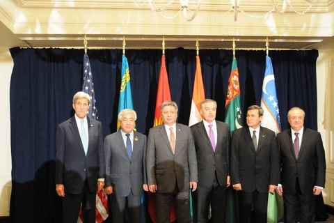 Ông John Kerry chụp ảnh cùng ngoại trưởng 5 nước Trung Á. (Nguồn: astanatimes.com)