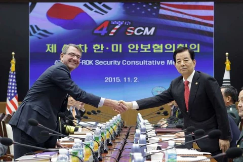 Bộ trưởng Quốc phòng Han Min-koo và người đồng cấp Mỹ Ashton Carter đồng chủ trì hội nghị. (Ảnh: AFP)