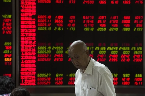 Nhà đầu tư theo dõi tỷ giá chứng khoán tại thủ đô Bắc Kinh, Trung Quốc. (Nguồn: scmp.com)