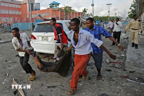 Chuyển thi thể nạn nhân vụ tấn công khách sạn Sahafi ở Mogadishu . (Ảnh: AFP/TTXVN)