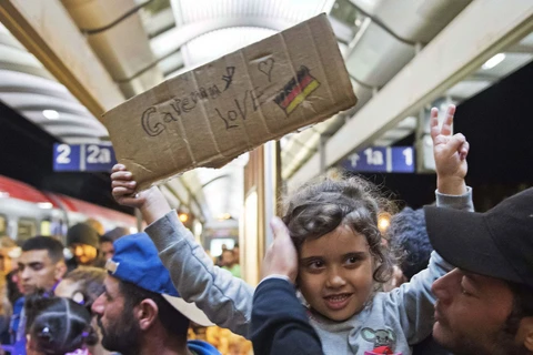 Bé gái nhập cư tại nhà ga tàu hỏa ở Saalfeld, Đức. (Ảnh: AP)