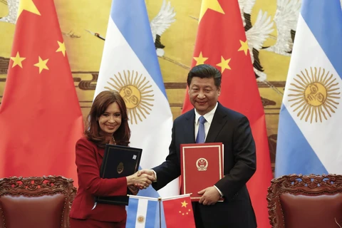 Tổng thống Cristina Fernández và Chủ tịch Trung Quốc Tập Cận Bình ký thỏa thuận hợp tác về năng lượng hạt nhân. (Ảnh: AP)