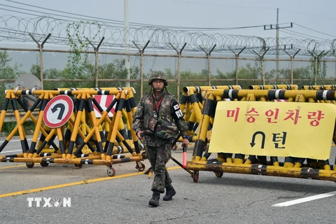 Binh sỹ Hàn Quốc dựng rào chắn tại lối vào khu công nghiệp Keasong ngày 21/8. (Ảnh: AFP/TTXVN)