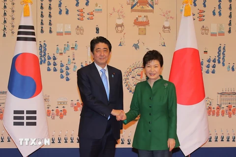 Tổng thống Hàn Quốc Park Geun-hye (phải) và Thủ tướng Nhật Bản Shinzo Abe tại cuộc gặp thượng đỉnh hôm 2/11. (Ảnh: Yonhap/TTXVN)