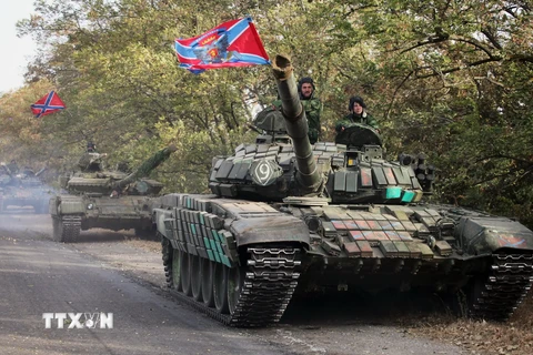 Xe tăng của lực lượng ly khai rời thị trấn Novoazovsk ở khu vực Donetsk ngày 21/10. (Ảnh: AFP/TTXVN)