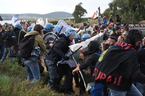 Người biểu tình đụng độ cảnh sát chống bạo động. (Nguồn: La nuova Sardegna)